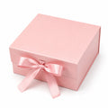 Geschenkbox 25 x 25 x 10 cm aus Karton in Rosa mit Satinband und Schleife